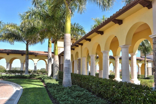 view of community featuring a lawn