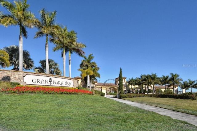 community sign featuring a lawn