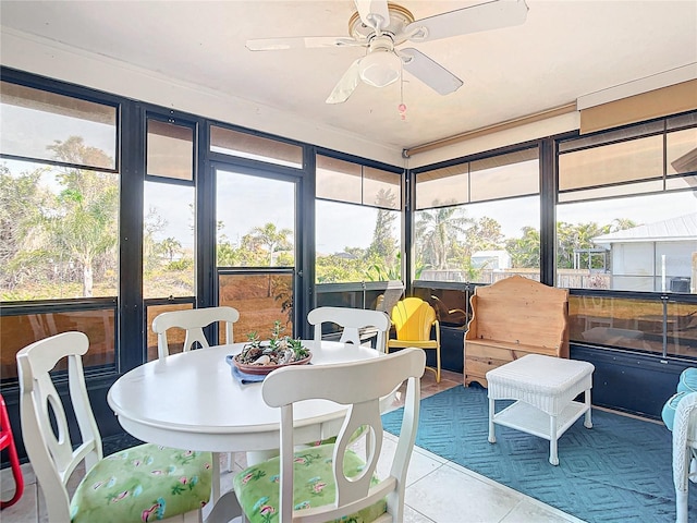 sunroom with ceiling fan