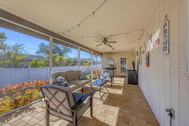 sunroom with ceiling fan