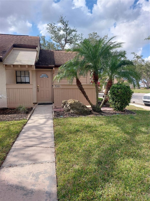 view of front of home featuring a front yard