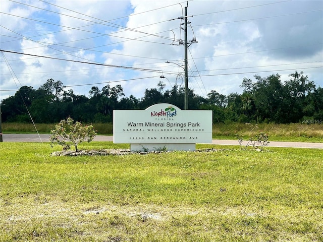 community sign with a yard