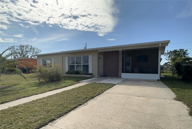 ranch-style house featuring a front yard