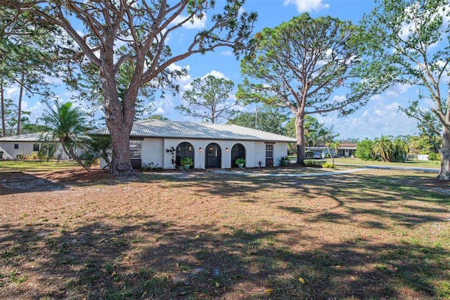 ranch-style home featuring a front lawn