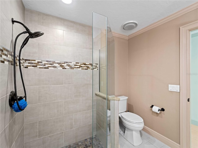 full bathroom featuring a textured ceiling, a shower stall, toilet, and baseboards