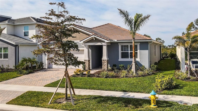 view of front of property featuring a garage and a front yard