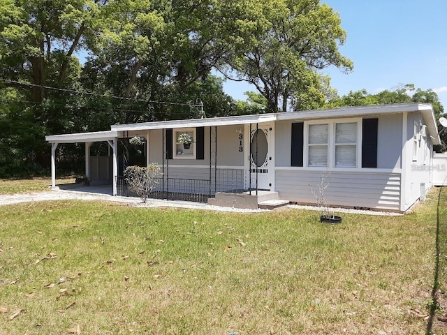 view of front of house featuring a carport and a front lawn