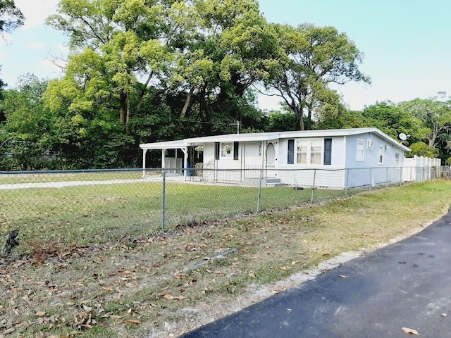 view of front of house featuring a carport and a front lawn