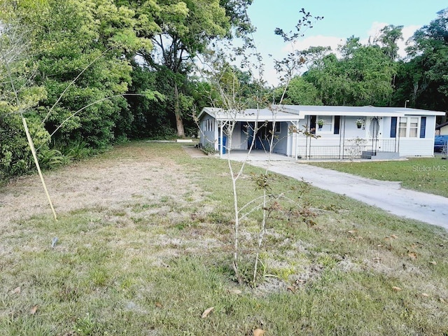 view of front of house featuring a carport and a front lawn