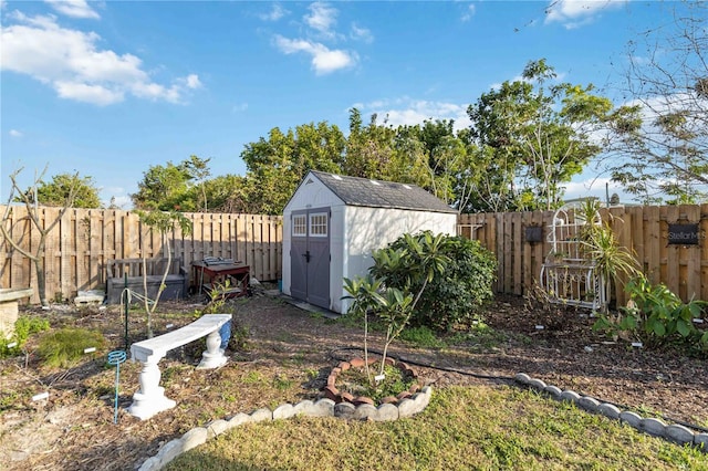 view of yard with a storage unit