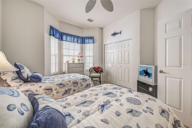 bedroom featuring ceiling fan and a closet