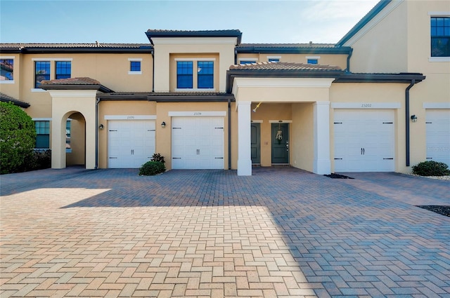 view of front facade featuring a garage