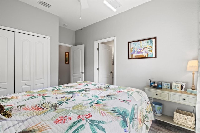 10466 Medjool Dr, Venice, FL 34293 - bedroom with a closet, visible vents, a ceiling fan, and wood finished floors