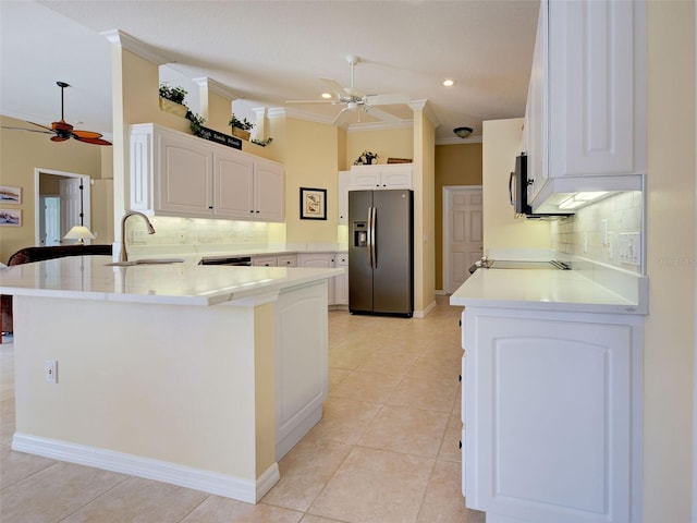 408 Otter Creek Dr, Venice, FL 34292 - kitchen with stainless steel appliances, a ceiling fan, a peninsula, a sink, and backsplash