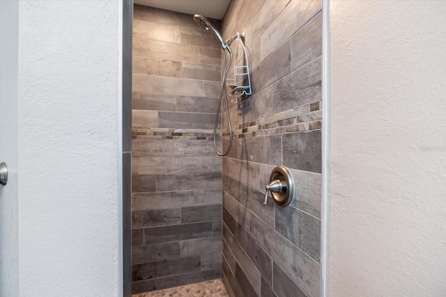 bathroom featuring a tile shower