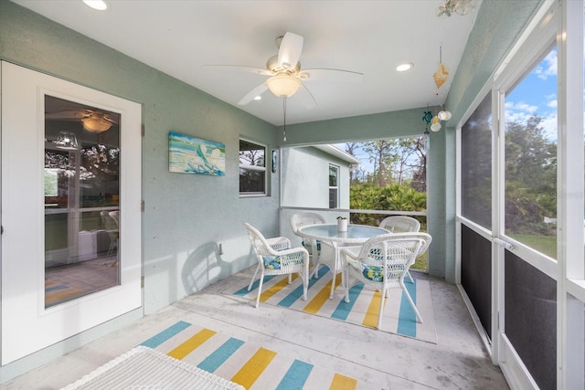 sunroom with ceiling fan