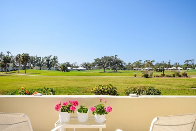 view of property's community featuring a lawn