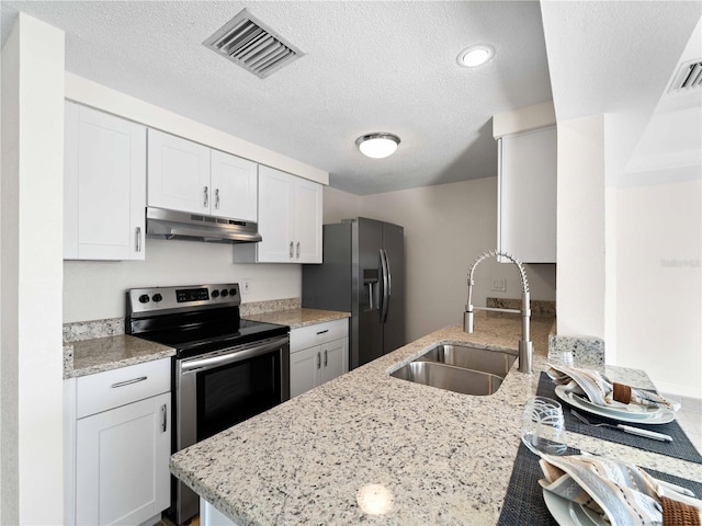 kitchen with sink, stainless steel appliances, kitchen peninsula, and white cabinets