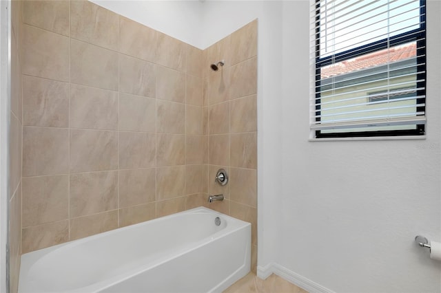 bathroom featuring tiled shower / bath