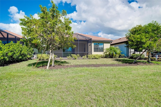 view of front of property featuring a lanai and a front lawn