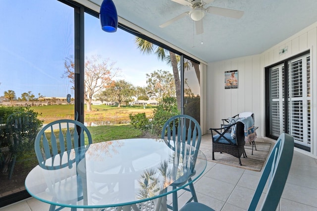 sunroom with ceiling fan