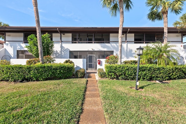 view of front of home featuring a front lawn