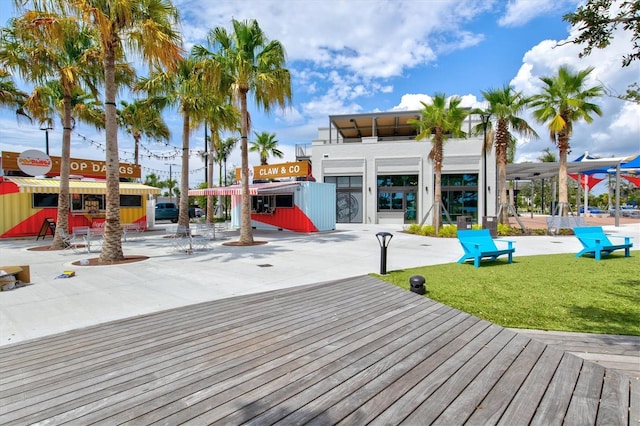 view of property's community featuring a lawn