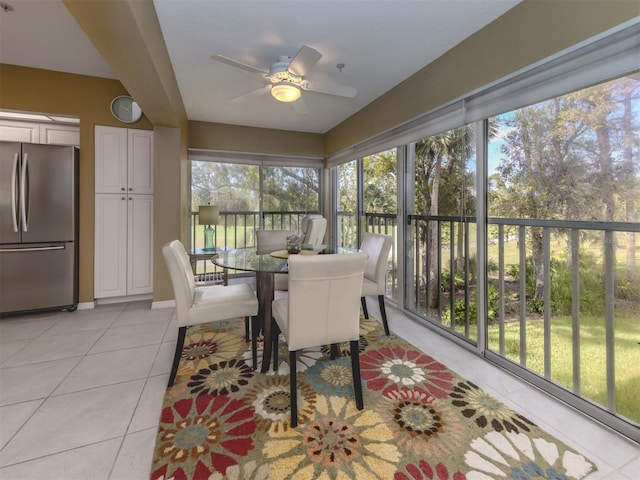 sunroom with ceiling fan