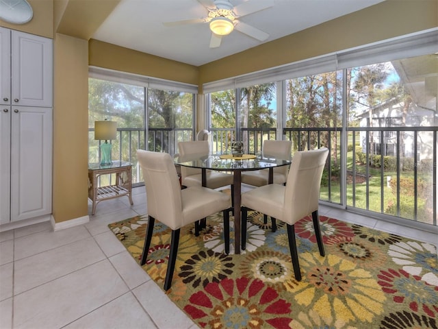 sunroom with ceiling fan