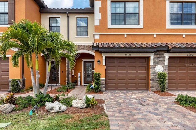 view of front facade featuring a garage