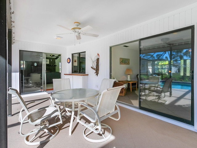 sunroom with ceiling fan