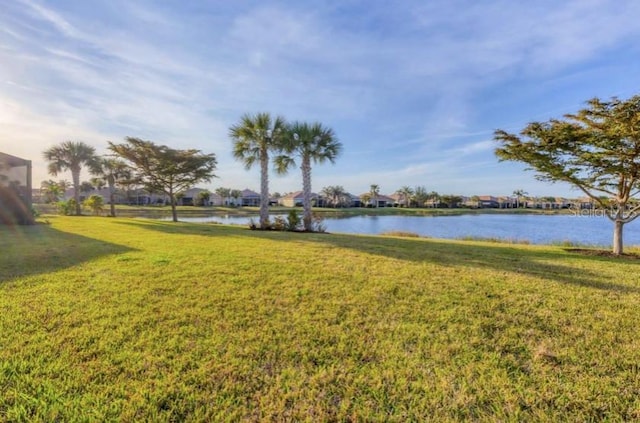 view of yard featuring a water view