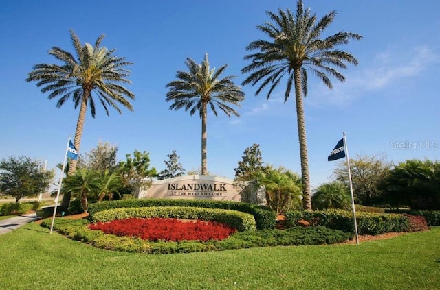 community / neighborhood sign featuring a lawn