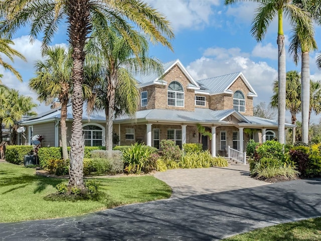 view of front facade featuring a porch and a front yard