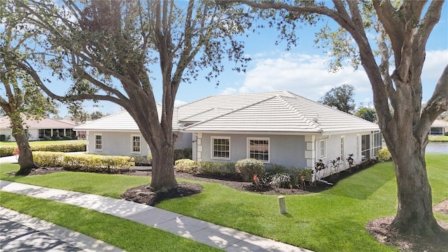 single story home featuring a front lawn