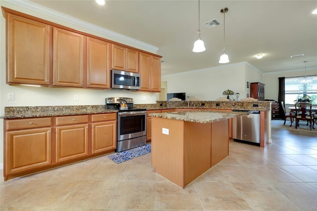 kitchen featuring hanging light fixtures, stainless steel appliances, kitchen peninsula, and a kitchen island