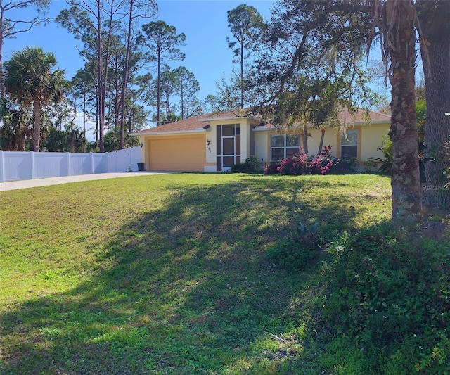 view of front of house with stucco siding, a garage, a front lawn, and fence