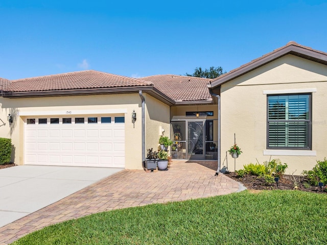 view of front of property featuring a garage and a front yard