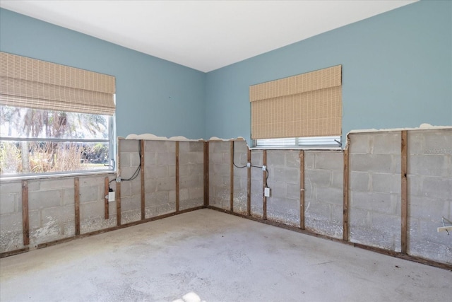 empty room featuring concrete flooring