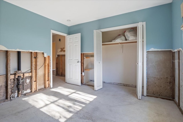 unfurnished bedroom with a closet