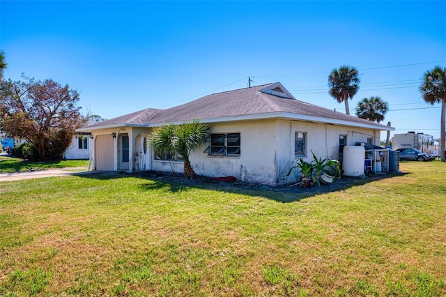 single story home with a front lawn