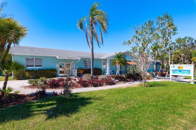 view of front of property with a front lawn