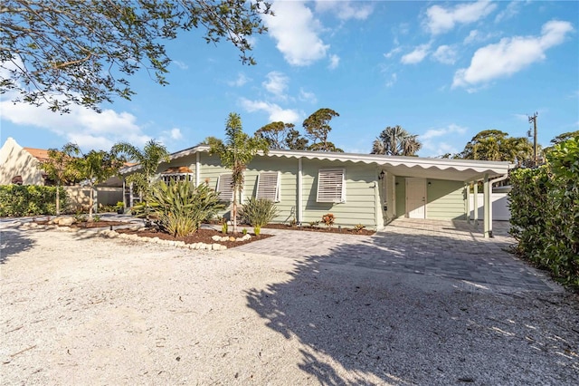 view of front of property featuring gravel driveway