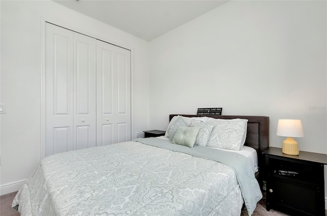 bedroom featuring carpet floors and a closet