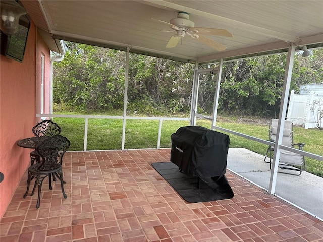 sunroom / solarium featuring a ceiling fan