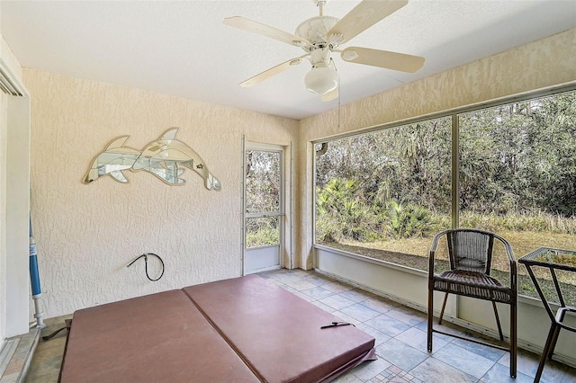 sunroom with ceiling fan