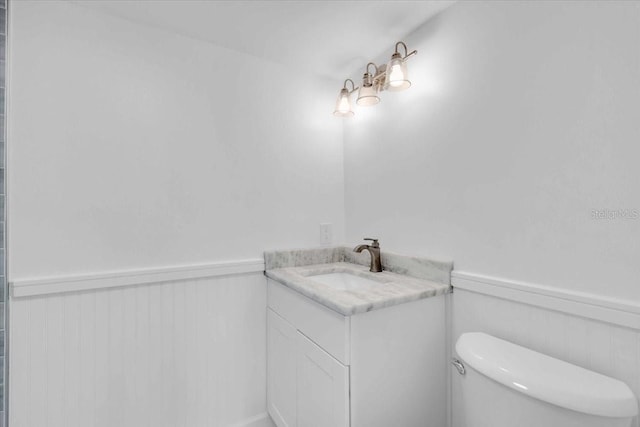 902 Gibbs Rd Unit 181, Venice, FL 34285 - bathroom featuring vanity and wainscoting