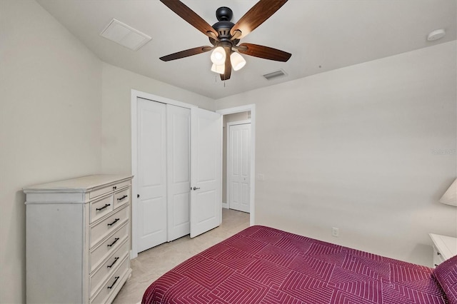 unfurnished bedroom with ceiling fan and a closet