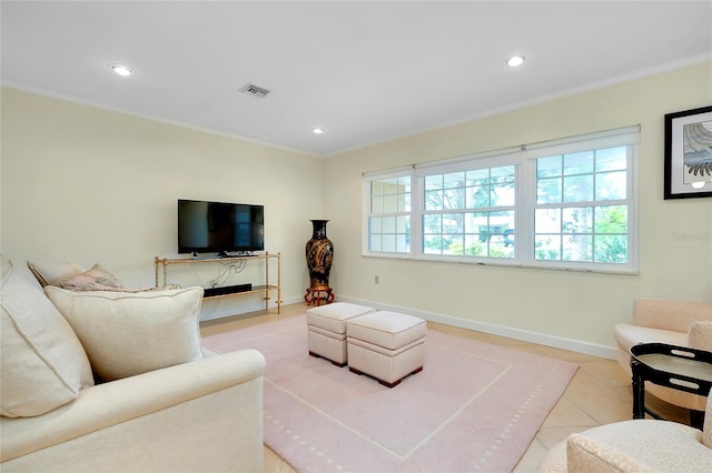 living area featuring recessed lighting, visible vents, plenty of natural light, and baseboards