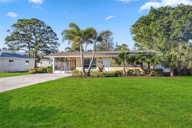 ranch-style house featuring driveway, stucco siding, and a front yard